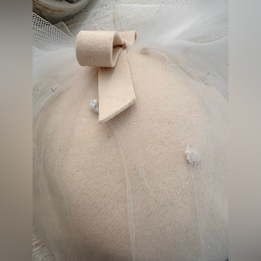 VTG Betmar Ivory Wool Fascinator Mesh Veil Hat - Picture 9 of 14
